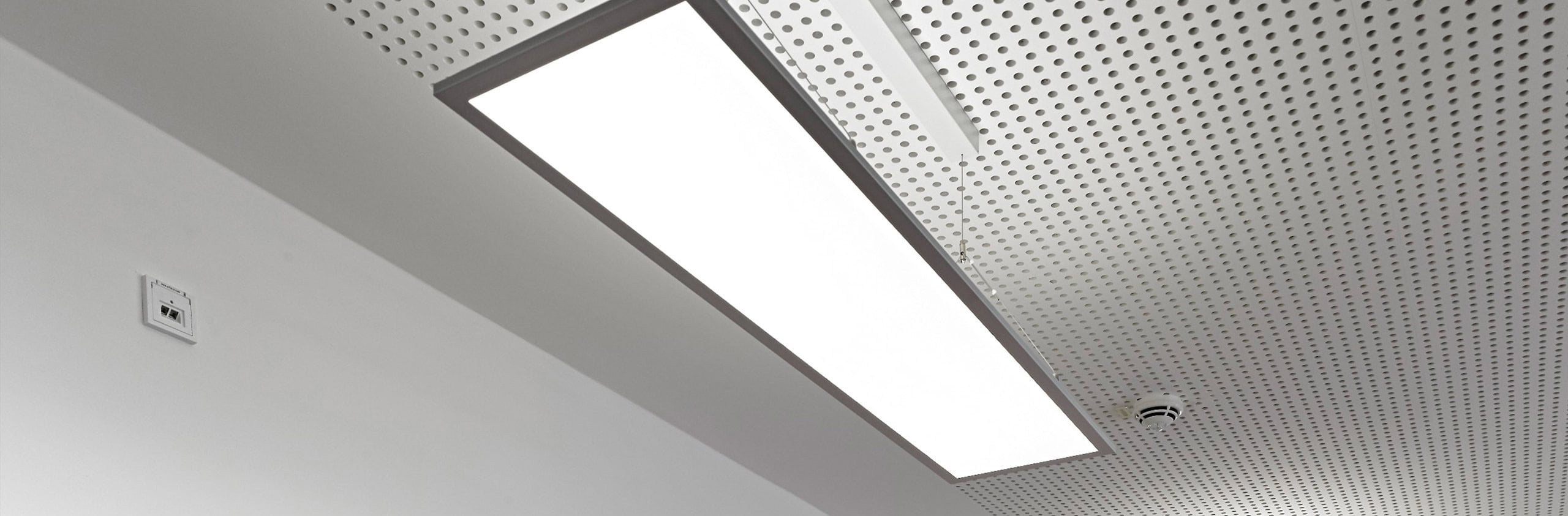 FRISCH-Licht LED-Pendelleuchte Aktion LED-Pendelleuchte mit direktem und indirektem Licht hängt unter der Decke.